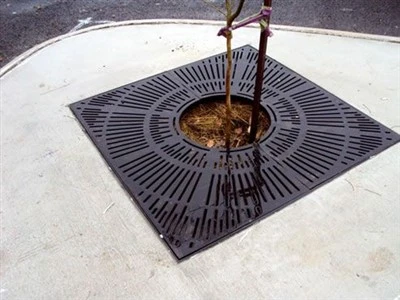 Plaza naudojant metalo meno medžio apsaugos groteles